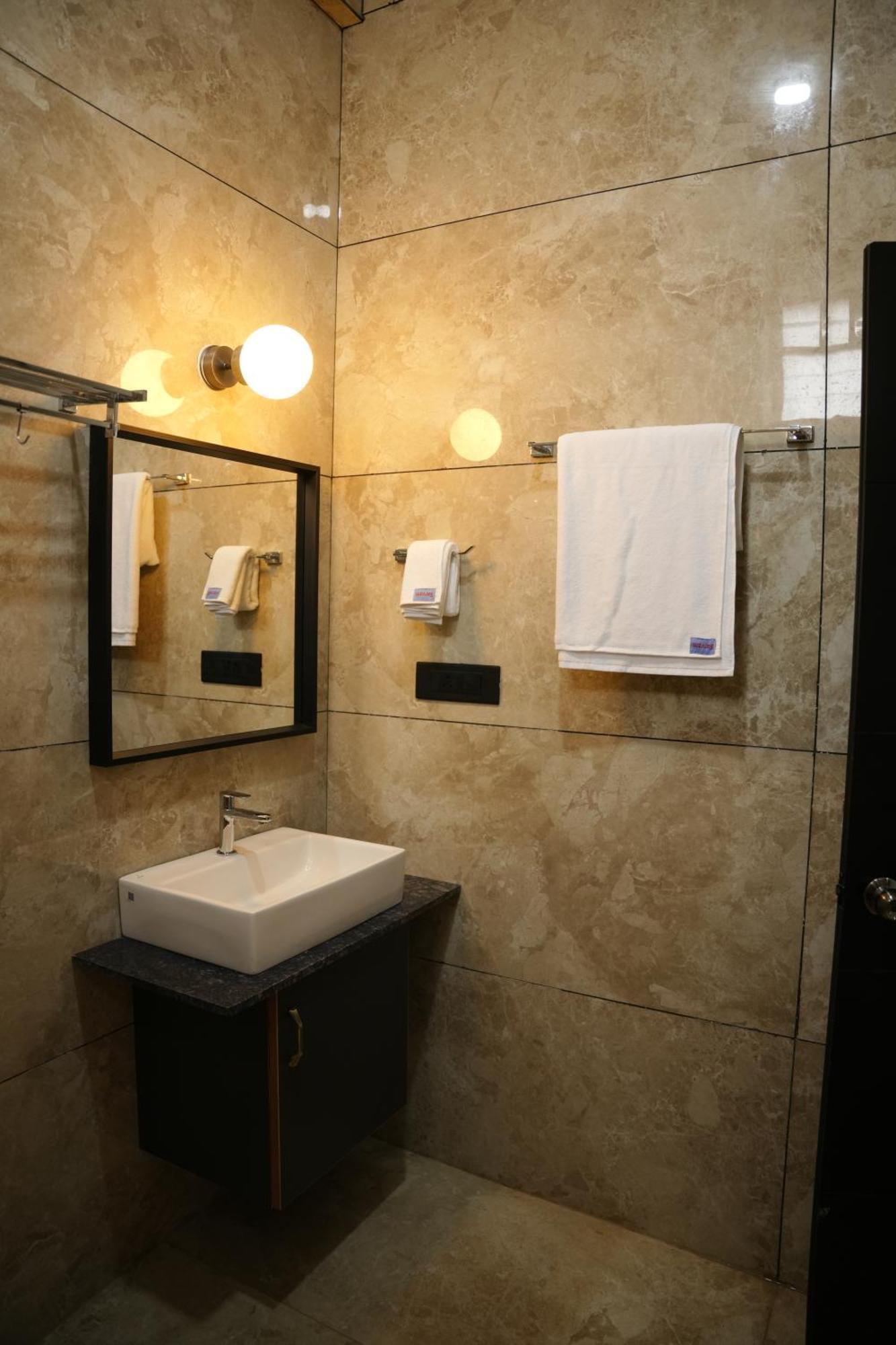 Sarvam Residency Hotel ซาการ์ ภายนอก รูปภาพ